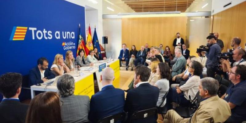 La Albufera contará con la ayuda del Gobierno para su recuperación Presentación del plan de recuperación de La Albufera, con Aagesen en la mesa