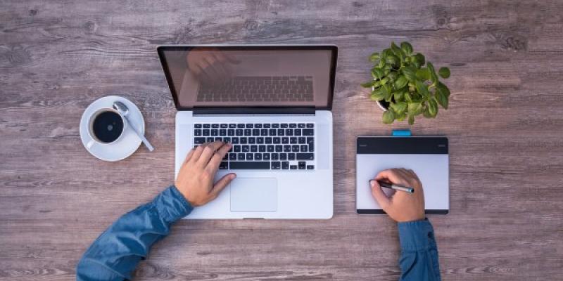 Empleado con un ordenador en su jornada laboral