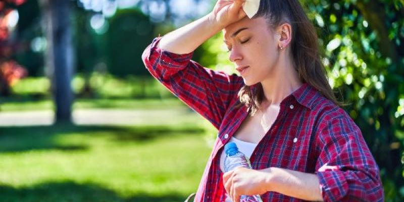 Chica sufriendo un golpe de calor en el parque