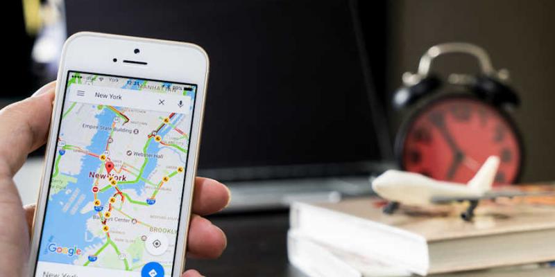 Imagen de un móvil con la aplicación de Google Maps/Servicios Técnicos Móvil Funcionalidades del Google Maps