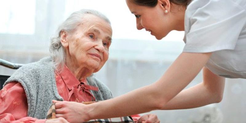 La Ley para la Autonomía Personal y la Atención a la Dependencia cumple 10 años con una cifra de 1.212.048 personas en España con derecho reconocido oficialmente a recibir alguna prestación o servicio por su situación de dependencia, aunque realmente son 856.452 los que la están percibiendo. Persona dependiente con su cuidadora / AyudaFamiliar