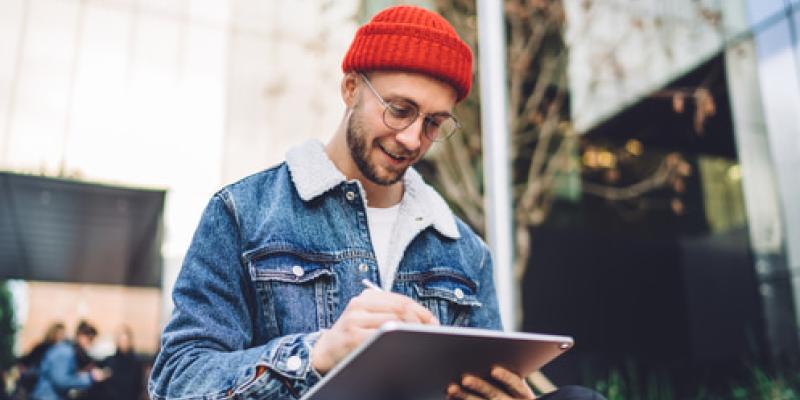 Imagen de un chico con una tablet/envatoelements Hacer gráficos entendibles