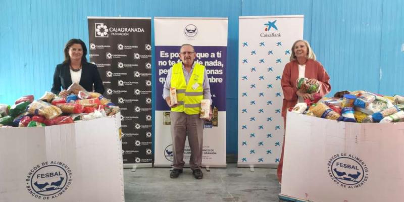 Imagen del Banco de Alimentos en Granada En la fotografía de izquierda a derecha: la directora del Área de Negocio de CaixaBank en Granada, Mar Porcel; el presidente del Banco de Alimentos de Granada, Indalecio García; y la presidenta de CajaGranada Fundación, María Elena Martín-Vivaldi.