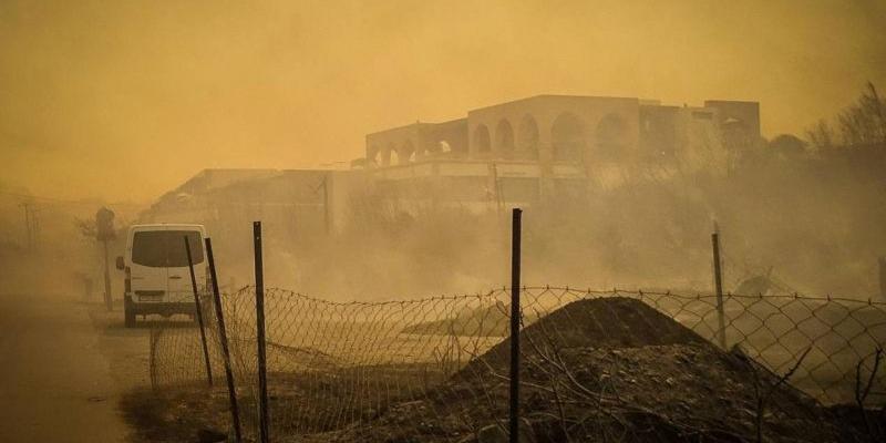 Este hotel, en Rodas, quedó atrapado en medio de la humareda.