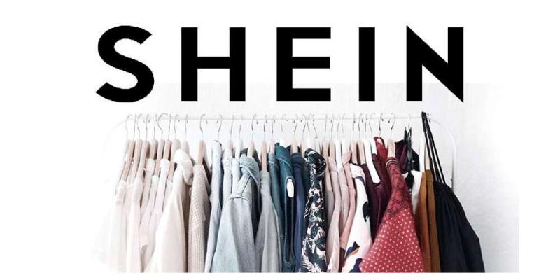 Logo de Shein y ropa en un perchero