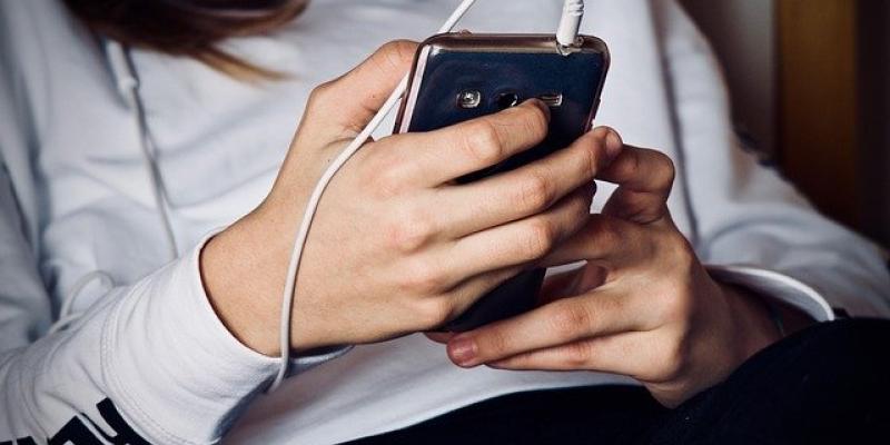 Las redes sociales y las amistades son fruto de la ansiedad entre los jóvenes Chica con el móvil/Pixabay