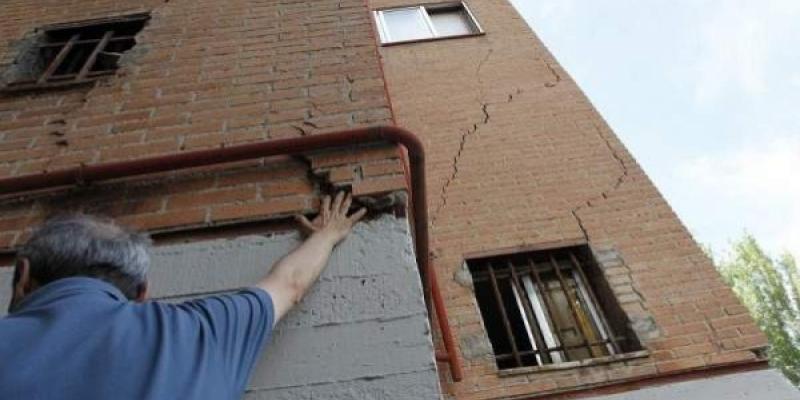 Las grietas recorren toda la fachada del edificio en el cruce de Vergara con Somorrostro / Jorge París para 20Minutos Las grietas recorren toda la fachada del edificio en el cruce de Vergara con Somorrostro