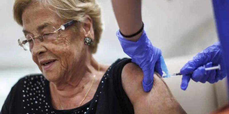 Una anciana vacunándose de la gripe. / El Español Una anciana vacunándose de la gripe.