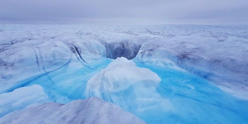 Agua descendiendo hasta el lecho del glaciar Store, en Groenlandia 