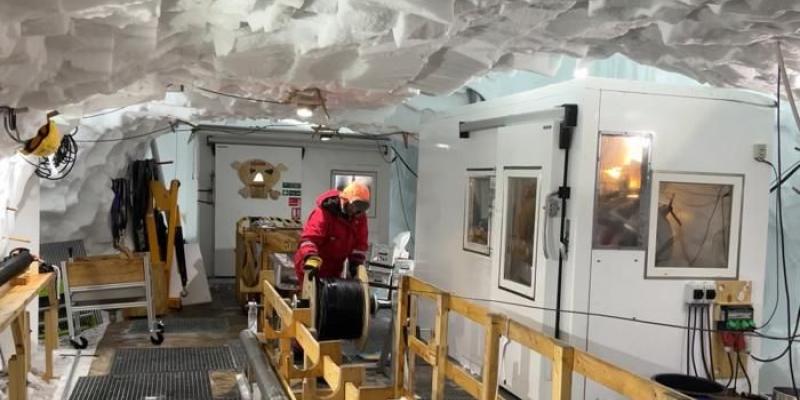Un investigador baja un cable de fibra óptica dentro de un pozo para registrar señales del interior de la corriente de hielo en Groenlandia | Foto de ETH de Zúrich para Servimedia Un investigador baja un cable de fibra óptica dentro de un pozo para registrar señales del interior de la corriente de hielo en Groenlandia