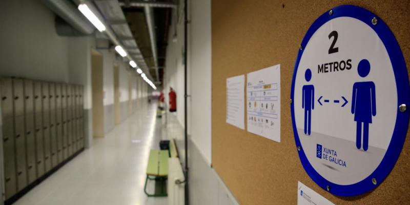 Garantizar una vuelta al cole segura Pasillo de un colegio / ALBERTO LÓPEZ LA VOZ DE GALICIA