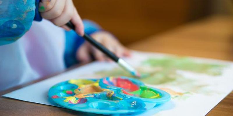 Niño pintando en la escuela infantil - Pixabay Un niño pequeño dibuja con acuarelas sobre un folio