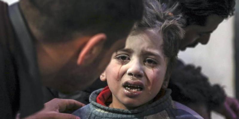Imagen de una niña en plena guerra/BBC 1 de cada 5 niños viven en zona de conflicto