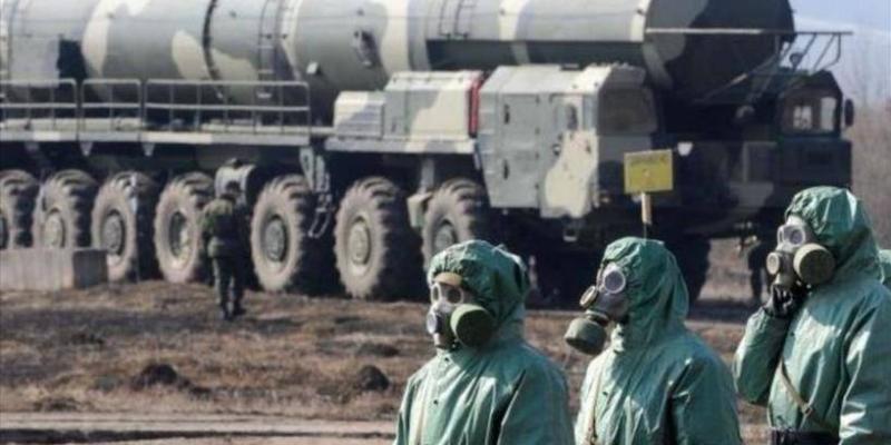 Guerra nuclear / El Tintero Noticias Tres científicos equipados con material antinuclear