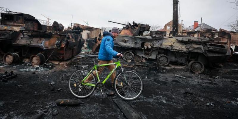 Imagen de un viandante por las calles de Ucrania/DW España se une al apoyo cultural en la guerra en Ucrania