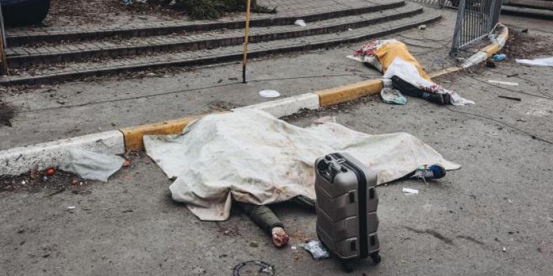 Imagen de dos cuerpos de civiles ucranianos muertos en la guerra