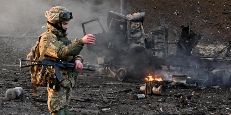 Un soldado ucraniano camina entre ruinas dejadas por un bombardeo ruso en Kiev. 
