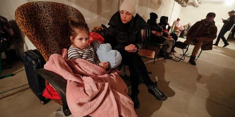 Imagen de una madre con su hija en un refugio de Ucrania/RTVE Los niños se sienten desprotegidos en la guerra contra Ucrania