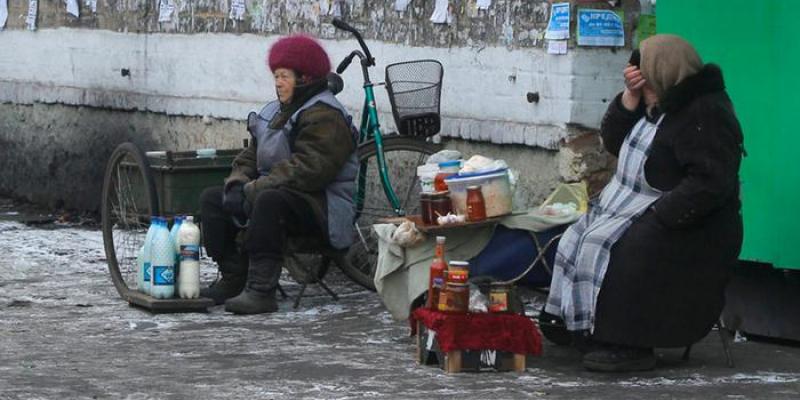 Imagen de dos ucranianas en la ciudad de Ukrainsk/DW La guerra en Ucrania prevé la bancarrota