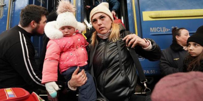 Imagen de una mujer ucraniana y su hija/20Minutos La guerra de Ucrania aumenta los casos de prostitución y la pederastia