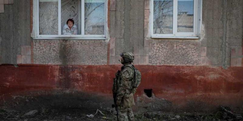 Soldado hablando con una señora desde su ventana