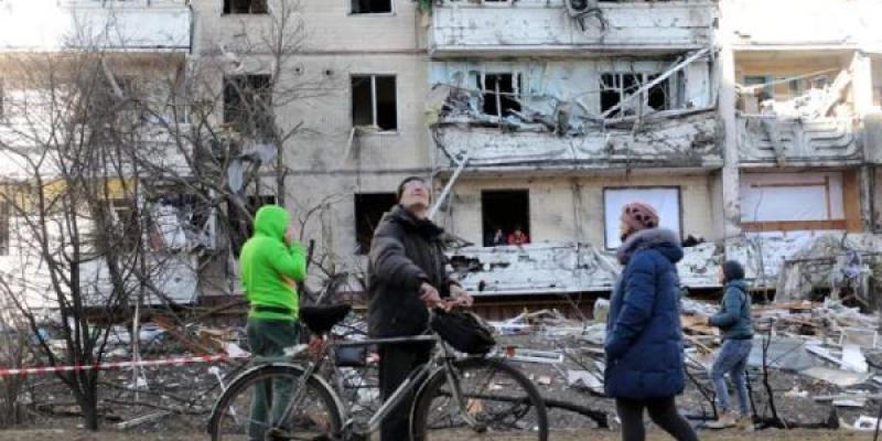Ciudadanos de Ucrania observan los daños causados por la guerra