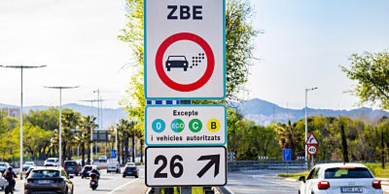 Imagen de un cartel sobre Zonas de Bajas Emisiones/Motorpasión España cuenta con Zonas de Bajas Emisiones