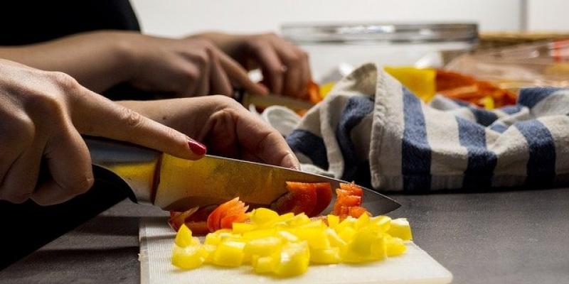 Los hábitos de comida de los españoles/ Pixabay Cocinando en casa