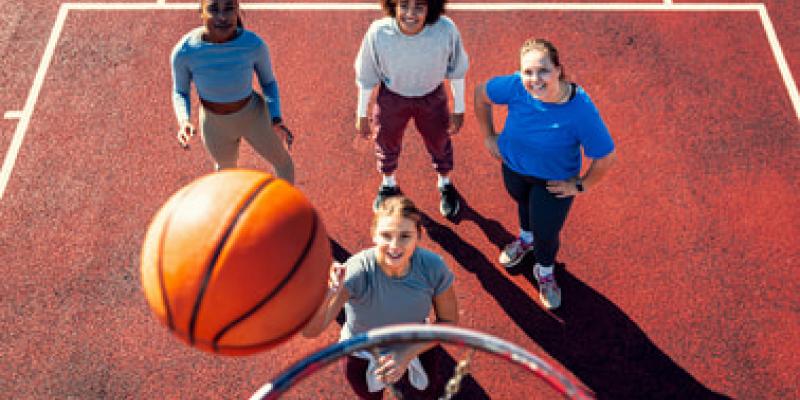 Imagen de jóvenes jugando a baloncesto/Envatoelements #PracticaDeporte, una campaña para el deporte