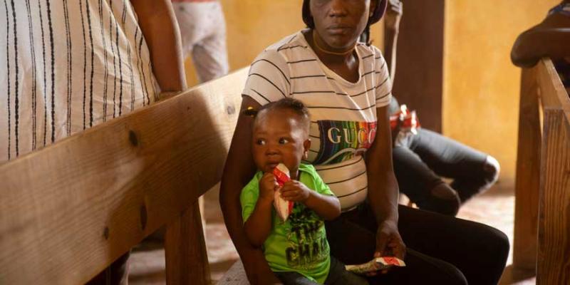 Imagen de una madre con su hijo en Haití/Unicef El cólera presenta una alta agresividad en los menores