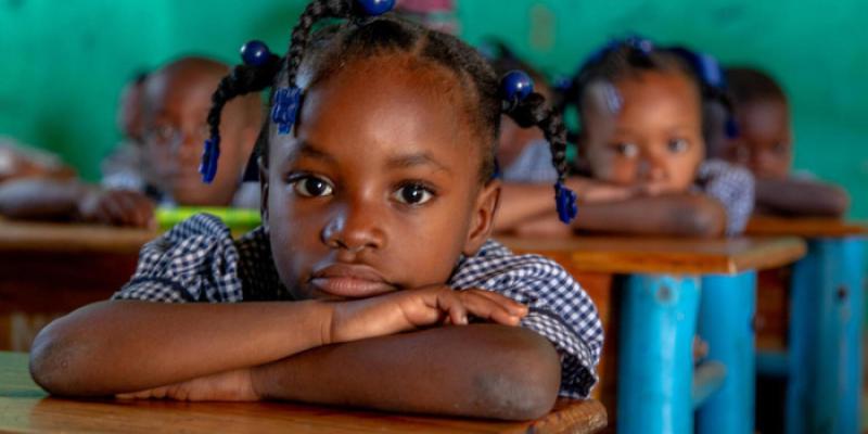 © UNICEF/UN0799794/Rouzier Niña en una escuela de Haití