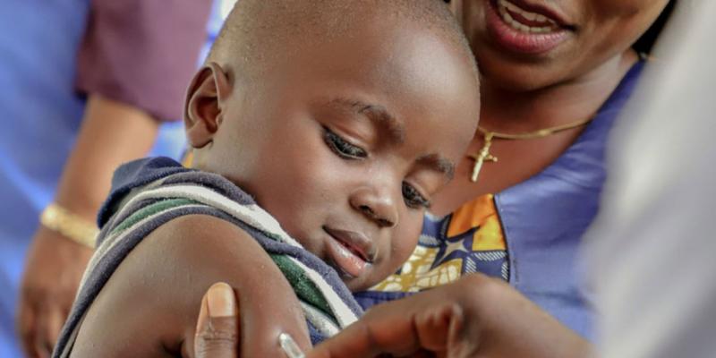 Un niño recibe la vacuna contra el sarampión en Impfondo, República Democrática del Congo.