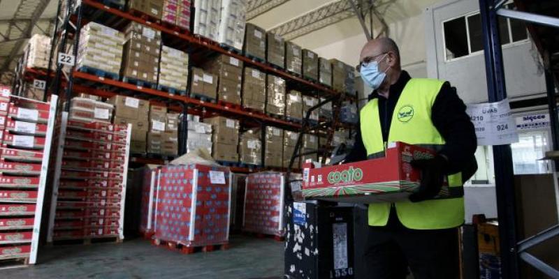 Imagen de Jorge Paris para 20 Minutos Un voluntario, en el almacén que el Banco de Alimentos de Madrid tiene en San Fernando.