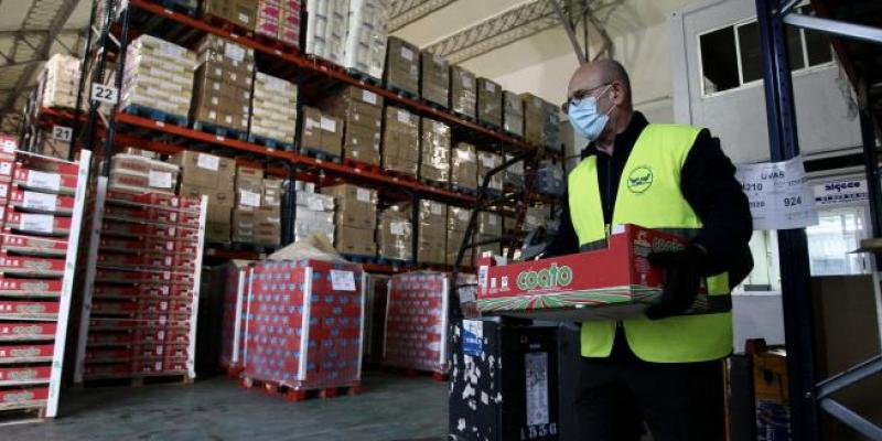 Un voluntario, en el almacén que el Banco de Alimentos de Madrid tiene en San Fernando.