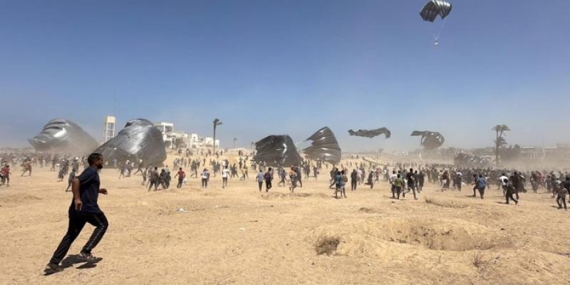 Hambre en Gaza - Foto: Europa Press Reparto de comida aéreo en Gaza