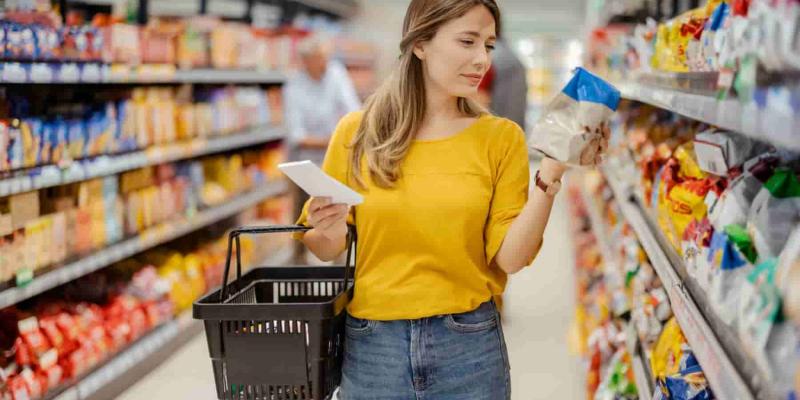 Imagen de una persona haciendo la compra/OkDiario Hacer la compra con hambre sí influye