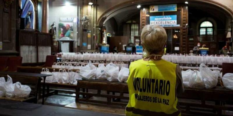 Las colas del hambre para recoger comida siguen creciendo en Madrid