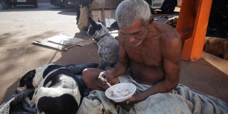 Imagen de un hombre comiendo/Latinus En el 2023, este fue el número de personas hambrientas