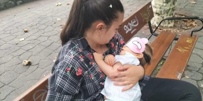 Tras un episodio de hemiplejia, Andrea explica que, además de para preservar su intimidad, "en esta foto Ian aparece con antifaz porque hay que intentar dormirlo" para que se tranquilice y recupere./ Cedida para 20 Minutos Tras un episodio de hemiplejia, Andrea explica que, además de para preservar su intimidad, "en esta foto Ian aparece con antifaz porque hay que intentar dormirlo" para que se tranquilice y recupere.