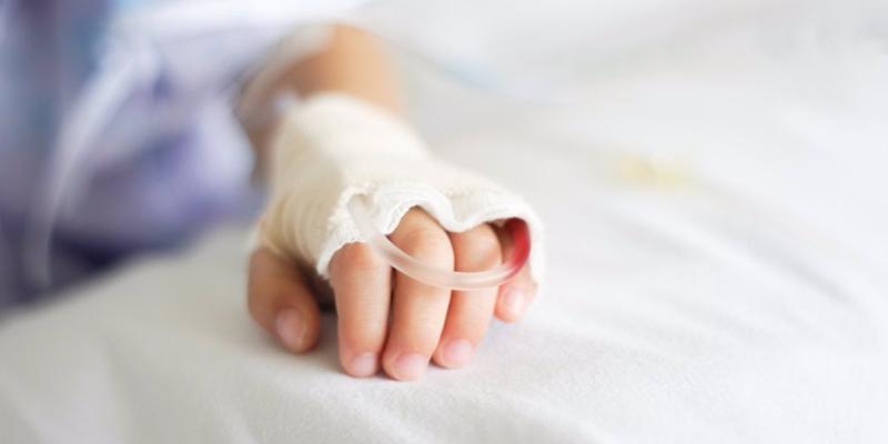 Imagen de un brazo de un niño hospitalizado/Infosalus España anota sus dos primeras muertes por hepatitis desconocida
