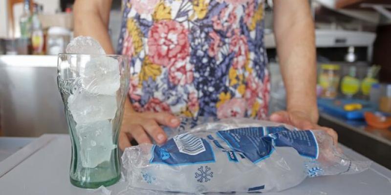 Imagen de un paquete de hielo/Diario de Sevilla Crisis de los cubitos de hielo