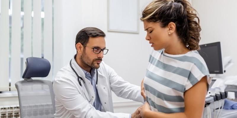 Imagen de un médico y una paciente Advertencias sobre el hígado graso