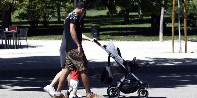 Imagen sobre natalidad / EFE Una pareja empujan el carrito de bebé en un parque de Madrid.