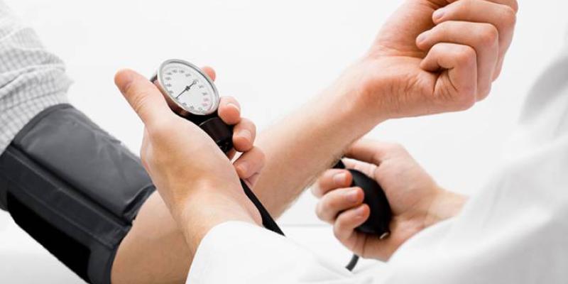 Imagen de una médico tomando la presión arterial/Diario AS Cómo combatir la presión arterial alta de forma natural