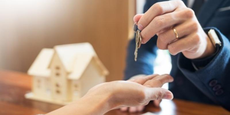 Hipotecas / GTRES para Idealista Entrega de llaves de una casa tras la firma de una hipoteca al 100 %