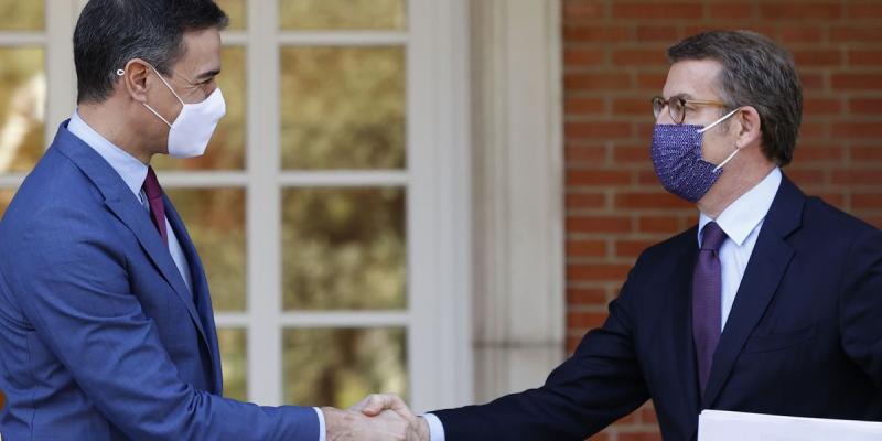 El presidente del Gobierno, Pedro Sánchez, recibe al nuevo líder del PP, Alberto Núñez Feijóo, en el Palacio de la Moncloa en Madrid. EFE El presidente del Gobierno, Pedro Sánchez, recibe al nuevo líder del PP, Alberto Núñez Feijóo, en el Palacio de la Moncloa en Madrid