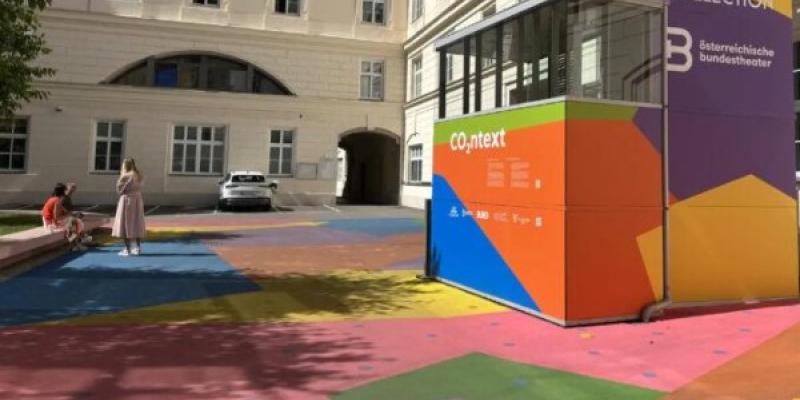Muestras del proyecto 'CO2ntext', en el suelo del patio Hanuschhof de Viena.