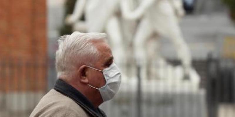 Un hombre protegido con una mascarilla transita una calle del madrileño barrio de Malasaña Kiko Huesca / EFE