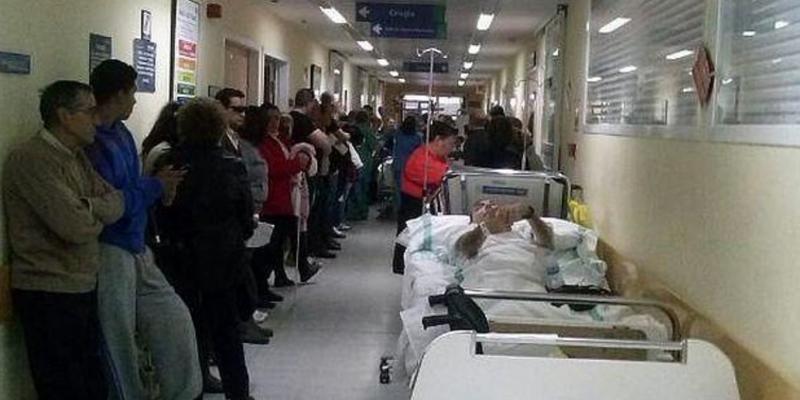 Pasillos colapsados en un hospital, por gripe