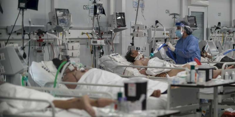 En los hospitales españoles aún hay cerca de diez mil hospitalizados por Covid-19 Los contagios de coronavirus han bajado un 13 % en una semana